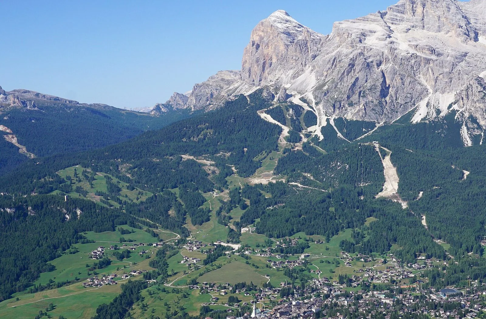 La pista Olympia delle Tofane che scende tra i boschi verso Cortina d'Ampezzo, sotto la parete della Tofana di Rozes
