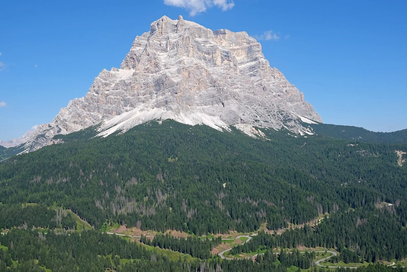 Il Monte Pelmo, massiccio dolomitico a forma di trono, sopra i boschi di abete in una giornata limpida